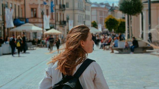 Eine junge Frau in den Straßen von Lublin